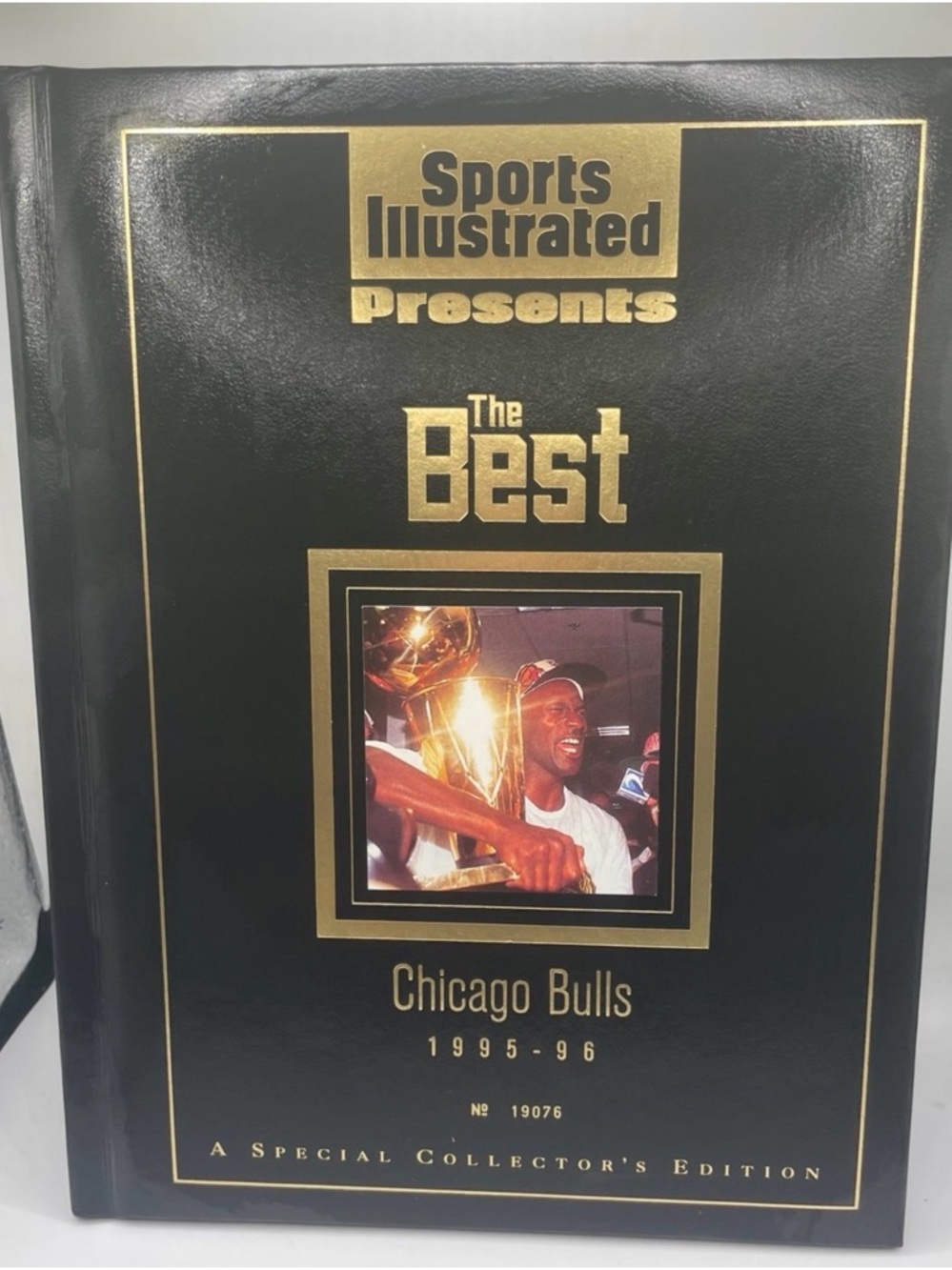 Sports Illustrated Presents The Best - Chicago Bulls 1995-96 (Black & Gold)